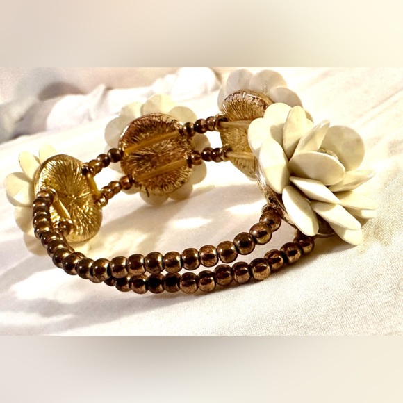 ✅⬇️50%Off🙃Bracelet RETRO 4 Flowers, Gold Metal/Stretch 6"-8" uniquely beautiful - Picture 3 of 9